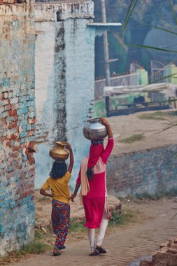 Vrindavan, 22 Ekim 2016: kavanoz onların hea üzerinde taşıyan iki kadın