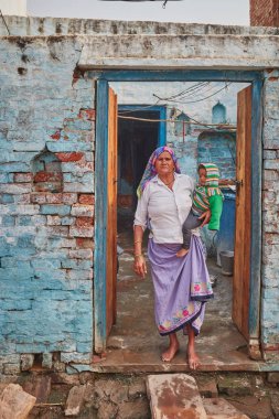 Vrindavan, 22 Ekim 2016: yaşlı kadın merdivenlerde çocukla ben