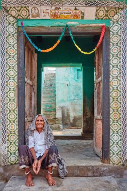 Vrindavan, 22 Ekim 2016: oturan Hint yaşlı kadın 