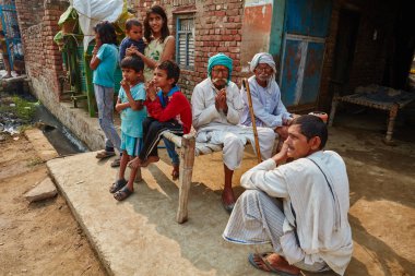 Vrindavan, 22 Ekim 2016: Vrinda Caddesi üzerinde büyük bir aile