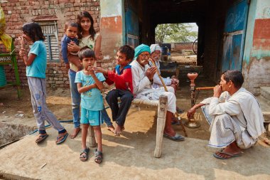 Vrindavan, 22 Ekim 2016: Vrinda Caddesi üzerinde büyük bir aile