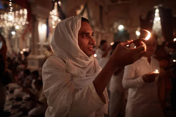 Vrindavan, 22 de outubro de 2016: Um grupo de pessoas oferecendo fogo em t — Fotografia de Stock