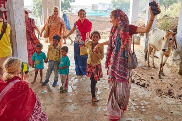 Vrindavan, 22 října 2016: indické děti tančit s zajíc Kris — Stock fotografie
