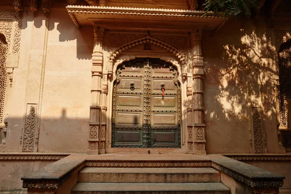 Puerta de madera de un antiguo templo en Vrindavan, India —  Fotos de Stock