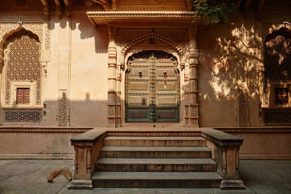 Wooden gate of an ancient temple in Vrindavan, India — Stock Photo, Image