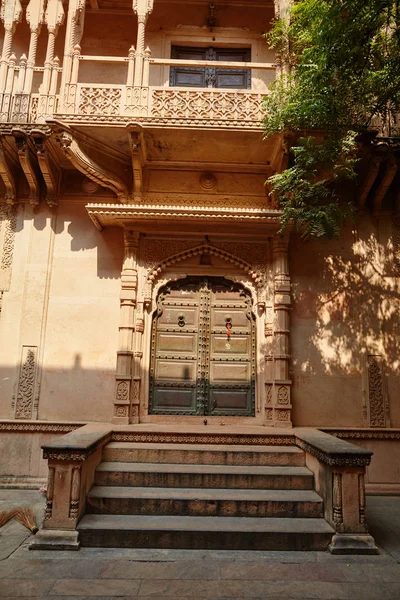 Dřevěná vrata starověkého chrámu v Vrindavan, Indie — Stock fotografie