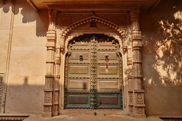 Houten poort van een oude tempel in Vrindavan, India — Stockfoto