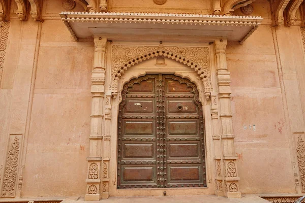 Puerta de madera de un antiguo templo en Vrindavan, India — Foto de Stock