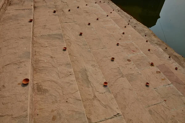 Clay plates arranged on the stairs for diwali celebration in Ind — Stock Photo, Image