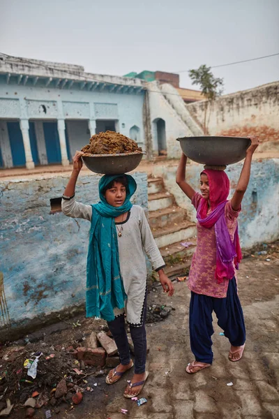 Vrindavan, 22 10 월 2016: Vrind에서 바구니를 들고 두 여자 — 스톡 사진
