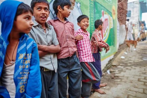 Vrindavan, 22 października 2016 roku: grupa chłopców na ulicy, w Vrin — Zdjęcie stockowe