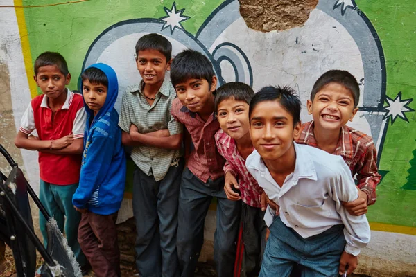 Vrindavan, 22 października 2016 roku: grupa chłopców na ulicy, w Vrin — Zdjęcie stockowe