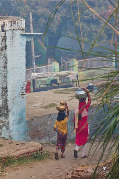 温达文，2016 年 10 月 22 日︰ 两名妇女携带他们 hea 的坛子 — 图库照片