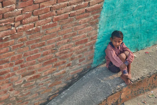 Vrindavan, 22 října 2016: dítě sedí na ulici, ve Vr — Stock fotografie