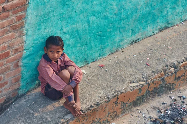 Vrindavan, 22 října 2016: dítě sedí na ulici, ve Vr — Stock fotografie