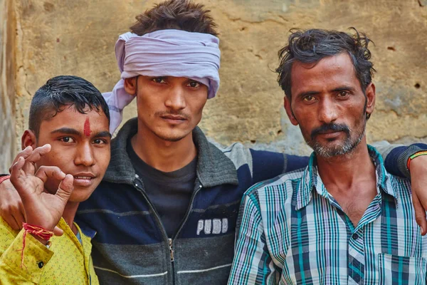 Vrindavan, 22 de outubro de 2016: Três amigos na rua, em Vrin — Fotografia de Stock