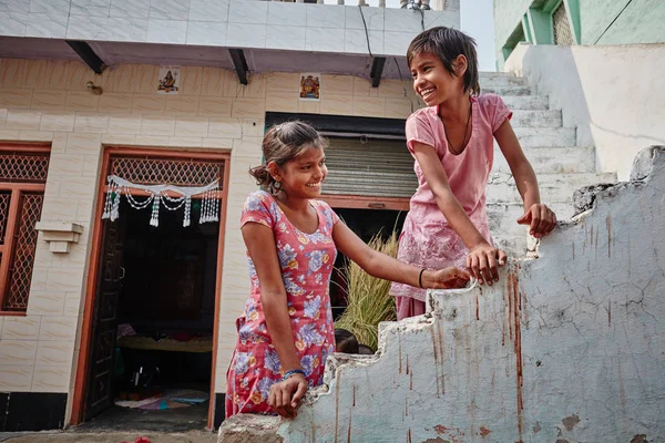 Vrindavan, 22 października 2016: dwie dziewczyny na ulicy, w Vrindava — Zdjęcie stockowe