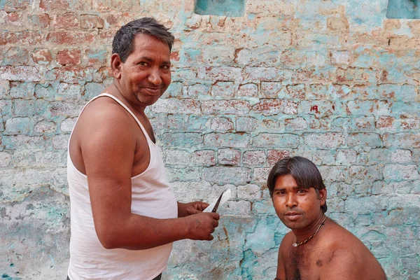 Vrindavan, 22 října 2016: holič pracující na ulici, v Vri — Stock fotografie