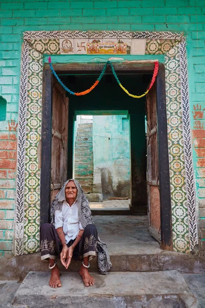 Vrindavan, 22 října 2016: indické starší žena sedící na — Stock fotografie