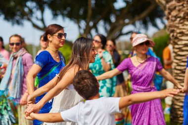 Ramat Gan - 15 Nisan 2017: mutlu insanlar dans sırasında parkta