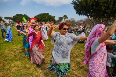 Ramat Gan - 15 Nisan 2017: mutlu insanlar dans sırasında parkta