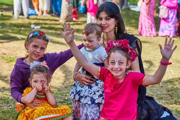 Ramat Gan - 15 dubna 2017: šťastní lidé tančit v parku během — Stock fotografie