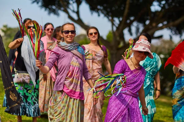 Ramat gan - 15. April 2017: fröhliche Menschen tanzen im Park während — Stockfoto