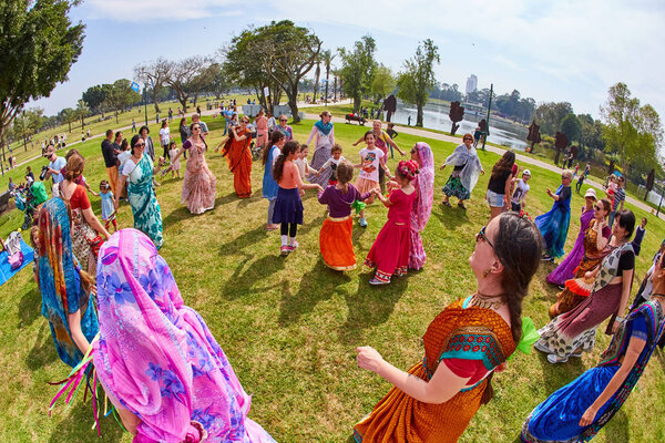 Рамат-Ган - 15 апреля 2017 года: Счастливые люди танцуют в парке во время
