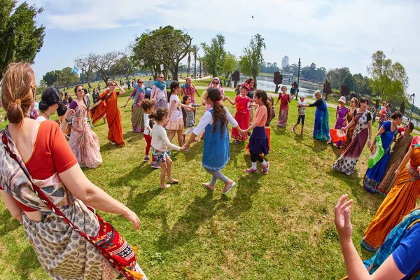 Ramat Gan - 15 de abril de 2017: La gente feliz baila en el parque durante —  Fotos de Stock