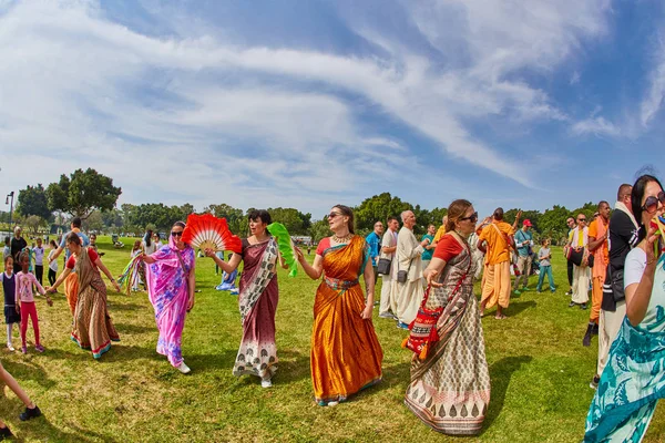 Ramat Gan - 15 dubna 2017: šťastní lidé tančit v parku během — Stock fotografie