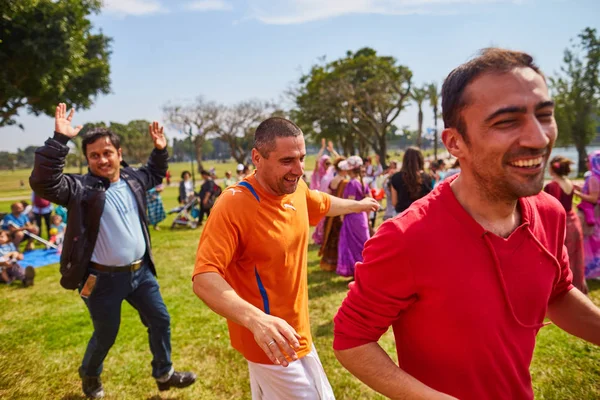 Рамат Ган - 15 квітня 2017: щасливих людей танцювати в парку під час — стокове фото