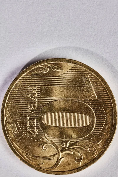 Monete Rubl macro isolate su superficie bianca — Foto Stock