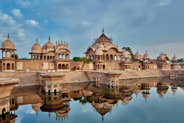 Kusum sarovar eski terk edilmiş tapınak Hindistan up