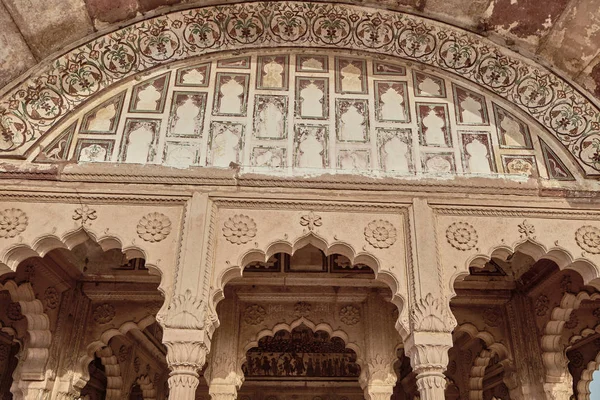 Jarmilka sarovar staré opuštěné chrám v Indii se — Stock fotografie