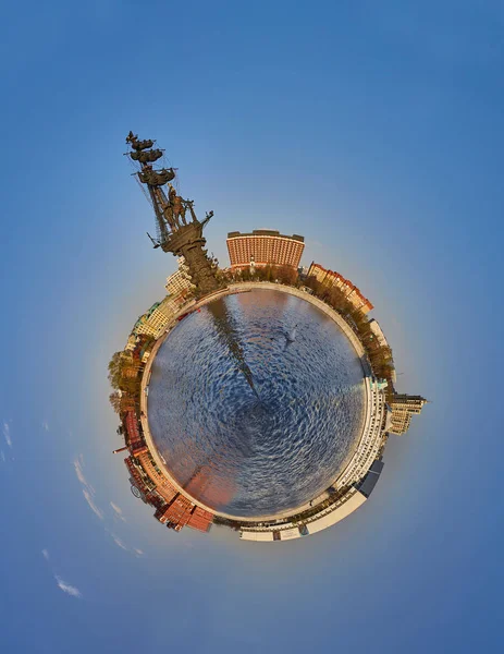 Pequeño planeta - Moscú río con Pedro el gran monumento — Foto de Stock