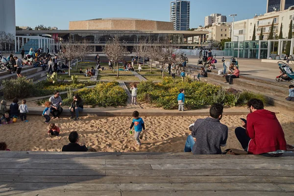 Rotschild st. Tel Aviv - 04 mars 2017 : Place Habima au centre — Photo