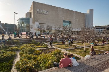 Rotschild st. Tel Aviv - 04 Şubat 2017: cen Habima meydanında