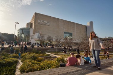 Rotschild st. Tel Aviv - 04 Şubat 2017: cen Habima meydanında