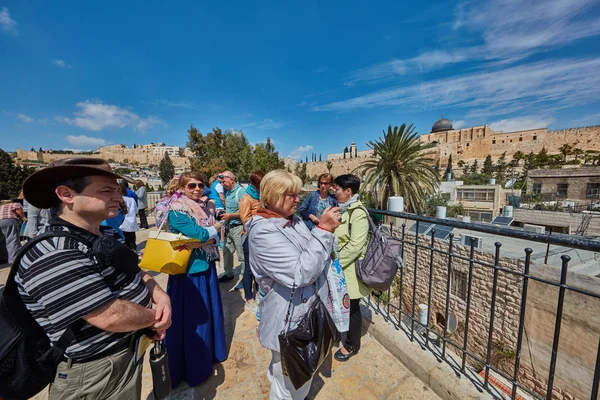 Jerusalem - 06 March, 2017: Group of tourists travel trough Jeru — Stock Photo, Image