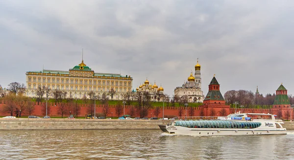 -04,04,2017: Кремлем і Московській Сухаревська — стокове фото