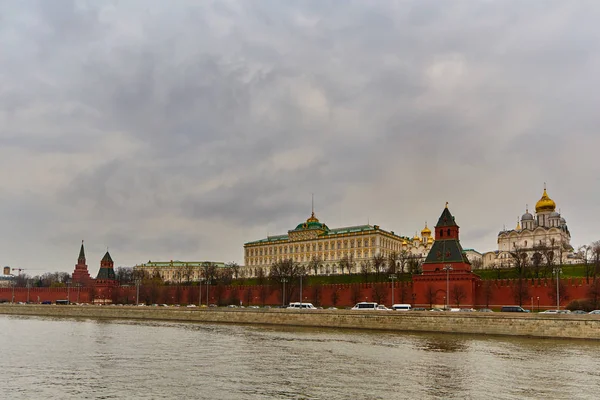 Mosca - 04,04,2017: Cremlino e fiume Mosca — Foto Stock