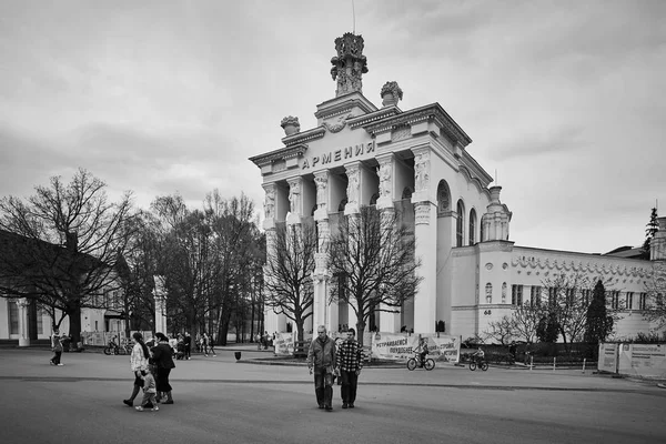 Moscú - 04,04,2017: Rusia, Moscú, parque VDNH en el centro — Foto de Stock