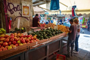  İnsanlar Kudüs Mahane Yehuda yerel marke, gıda satın