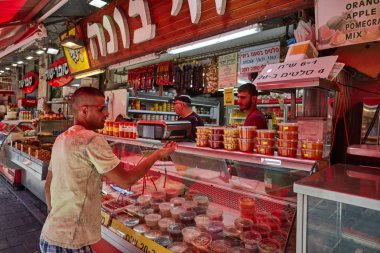  İnsanlar Kudüs Mahane Yehuda yerel marke, gıda satın