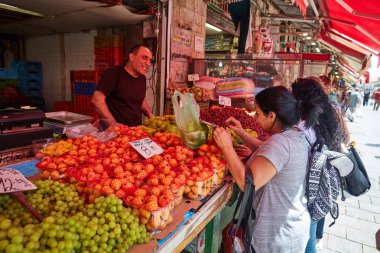  İnsanlar Kudüs Mahane Yehuda yerel marke, gıda satın