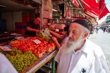  İnsanlar Kudüs Mahane Yehuda yerel marke, gıda satın