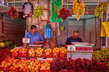  İnsanlar Kudüs Mahane Yehuda yerel marke, gıda satın