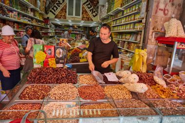 İnsanlar Kudüs Mahane Yehuda yerel marke, gıda satın