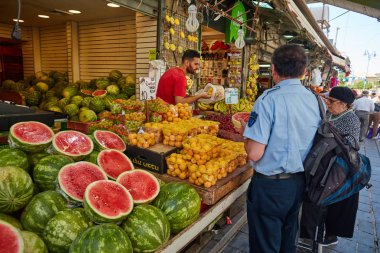  İnsanlar Kudüs Mahane Yehuda yerel marke, gıda satın