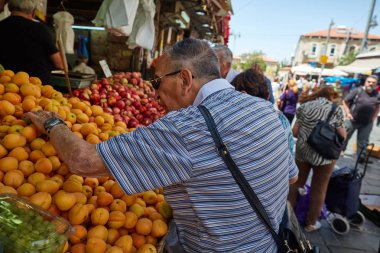  İnsanlar Kudüs Mahane Yehuda yerel marke, gıda satın